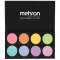 Modell nyitott Mehron Paradise AQ Pastel palettával, nyolc pasztell színnel és ecseNyolc kerek pasztell festékbetét a fekete Mehron Paradise AQ palettábanttel készülő arcfestéssel