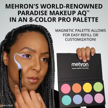 Modell nyitott Mehron Paradise AQ Pastel palettával, nyolc pasztell színnel és ecseNyolc kerek pasztell festékbetét a fekete Mehron Paradise AQ palettábanttel készülő arcfestéssel