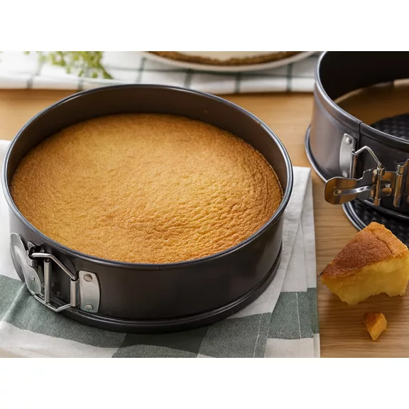 3 darabos szürke színű kerek kapcsos és nyitható fém tortaforma készlet 24 cm 26 cm és 28 cm-es átmérővel, bordázott aljjal és tapadásmentes bevonattal