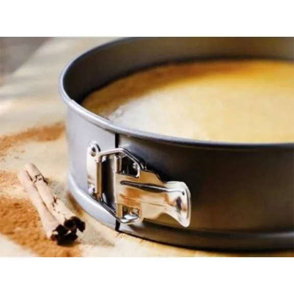3 darabos szürke színű kerek kapcsos és nyitható fém tortaforma készlet 24 cm 26 cm és 28 cm-es átmérővel, bordázott aljjal és tapadásmentes bevonattal