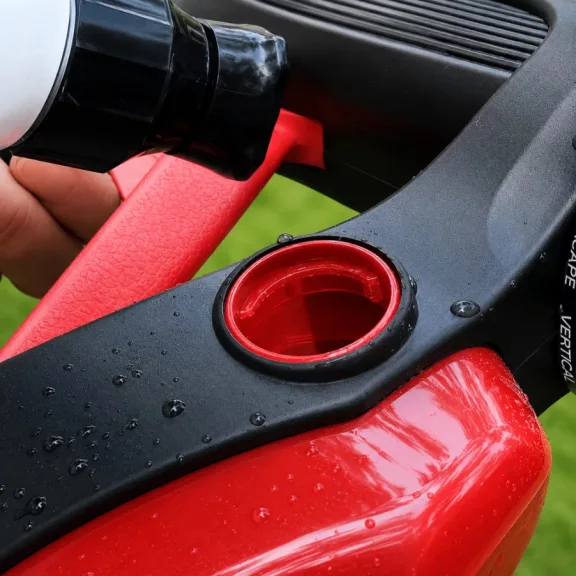 Piros-fekete autómosó pisztoly 200 ml-es habosító tartállyal és 8 vízsugár móddal