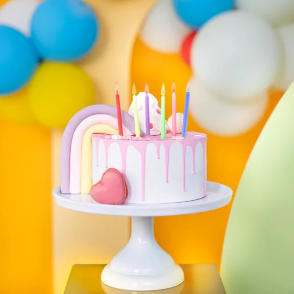 Színes lángú PartyPal születésnapi gyertyák fehér műanyag tartókkal