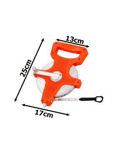 50 méteres mérőszalag tartós házban, kinyújtva egy építési területen, látható centiméter és hüvelyk jelölésekkel