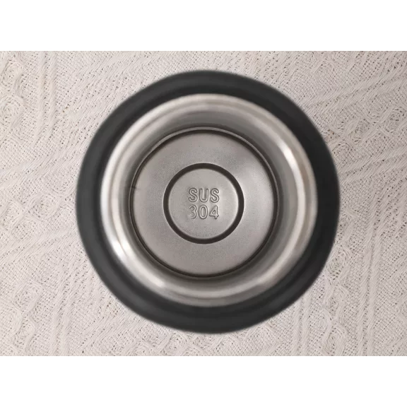 Fekete 700 ml-es hőtartó kulacs fogantyúval, duplafalú rozsdamentes acél kivitelben