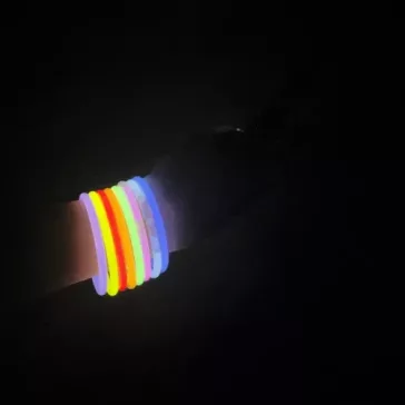 100 darabos vegyes színű világító pálcika szett csatlakozókkal, glow stick party kellék fesztiválokra és bulikra