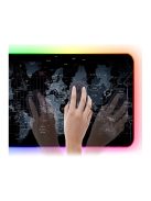 XXXL méretű világító gamer egérpad térkép designnal, LED világítással egy gamer asztalon