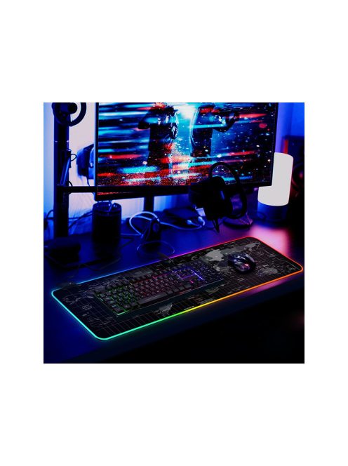 XXXL méretű világító gamer egérpad térkép designnal, LED világítással egy gamer asztalon