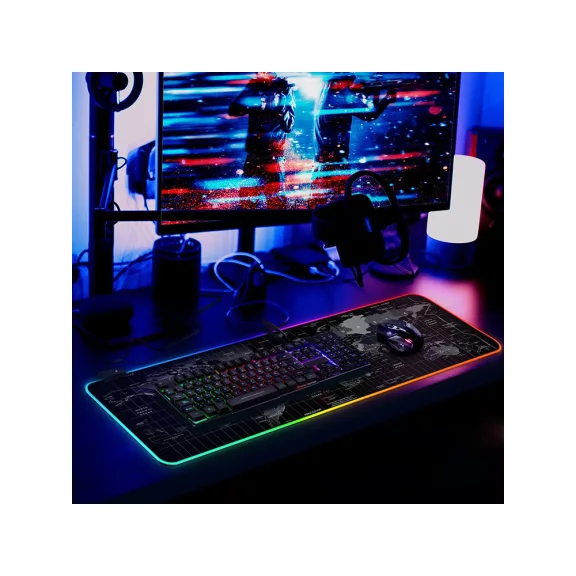 XXXL méretű világító gamer egérpad térkép designnal, LED világítással egy gamer asztalon