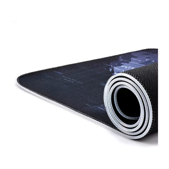 XXXL méretű világító gamer egérpad térkép designnal, LED világítással egy gamer asztalon