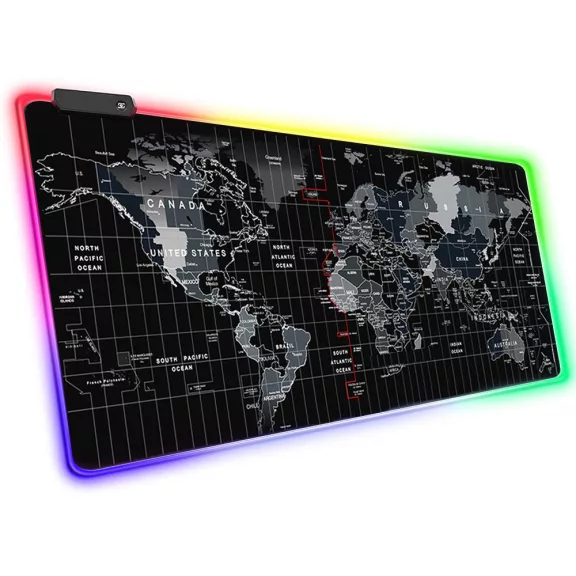 XXXL méretű világító gamer egérpad térkép designnal, LED világítással egy gamer asztalon