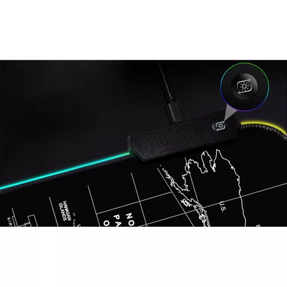 XXXL méretű világító gamer egérpad térkép designnal, LED világítással egy gamer asztalon