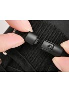 Összetekert fekete, kötés nélküli, rugalmas cipőfűző egy pár rögzítő kapoccsal.