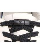 Összetekert fekete, kötés nélküli, rugalmas cipőfűző egy pár rögzítő kapoccsal.