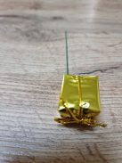 Ajándékdoboz beszúrható dekoráció Több színben