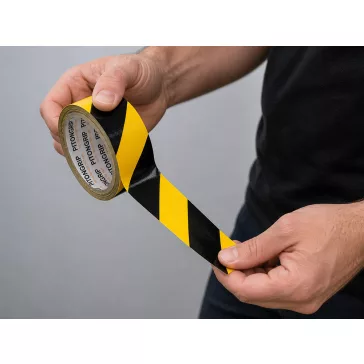 Sárga-fekete öntapadós vinil figyelmeztető szalag 49 mm szélességgel és 18 méter hosszúsággal