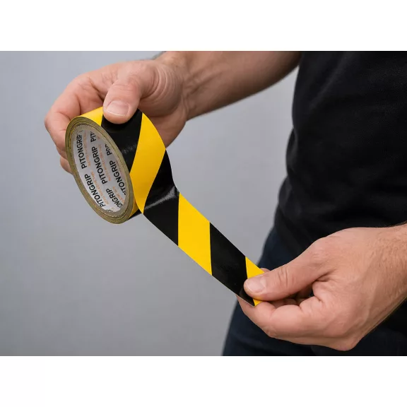 Sárga-fekete öntapadós vinil figyelmeztető szalag 49 mm szélességgel és 18 méter hosszúsággal