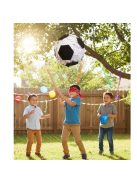 Foci labda pinyáta édességekkel töltve egy vidám születésnapi bulin.