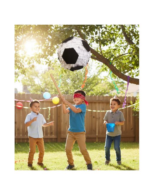 Foci labda pinyáta édességekkel töltve egy vidám születésnapi bulin.