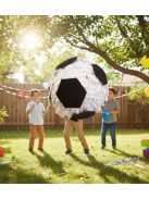 Foci labda pinyáta édességekkel töltve egy vidám születésnapi bulin.