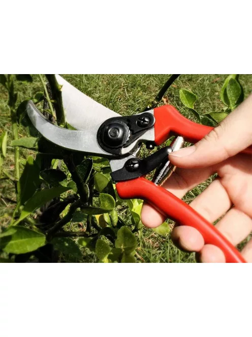 Kovácsolt acél kézi metszőolló, ergonomikus markolattal, biztonsági zárral ágak és cserjék metszéséhez.