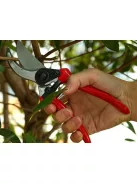 Kovácsolt acél kézi metszőolló, ergonomikus markolattal, biztonsági zárral ágak és cserjék metszéséhez.