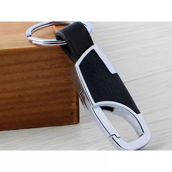 Fém kulcstartó, karabíner, műbőr betét, ezüst fekete, elegáns kulcstartó, kulcsrendszerező, ajándék kulcstartó, modern design