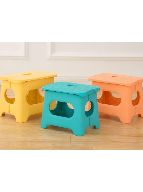 Összehajtott, könnyen hordozható, kék színű, műanyag fellépő sámli beépített fogantyúval.