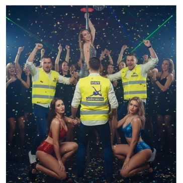 Láthatósági biztonsági mellény STAFF felirattal vagány mintával legénybúcsúhoz.