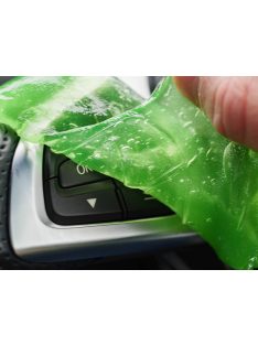 Elasztin gél billentyűzet tisztításához, ahogy épp port és morzsákat szed össze a billentyűk közül