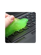 Elasztin gél billentyűzet tisztításához, ahogy épp port és morzsákat szed össze a billentyűk közül