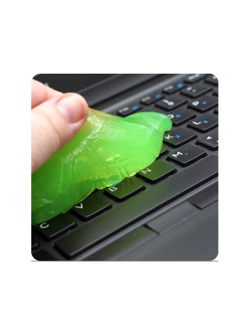 Elasztin gél billentyűzet tisztításához, ahogy épp port és morzsákat szed össze a billentyűk közül