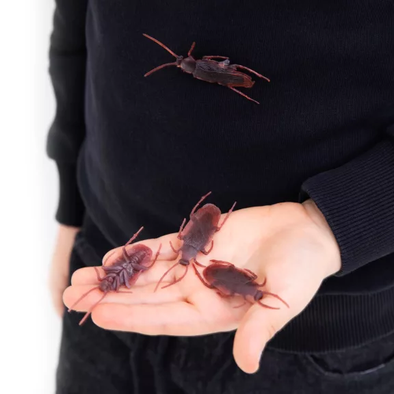 Élethű hatású dekorációs csótányok kb. 7 cm hosszban