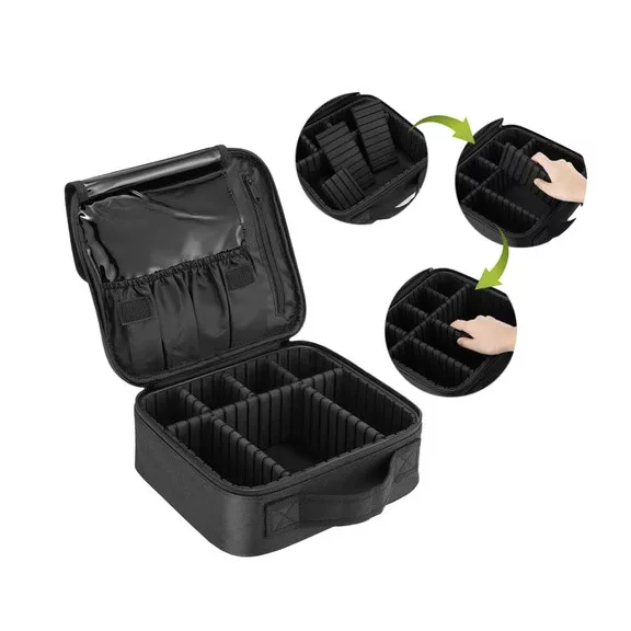 kozmetikai rendszerező koffer kinyitva, látható belső rekeszekkel és zsebekkel
