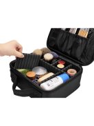 kozmetikai rendszerező koffer kinyitva, látható belső rekeszekkel és zsebekkel