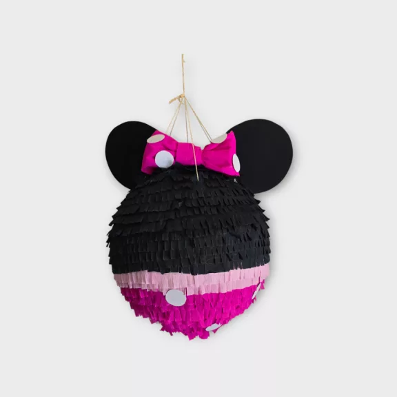 Pinyata Minnie édességekkel töltve egy vidám születésnapi bulin.