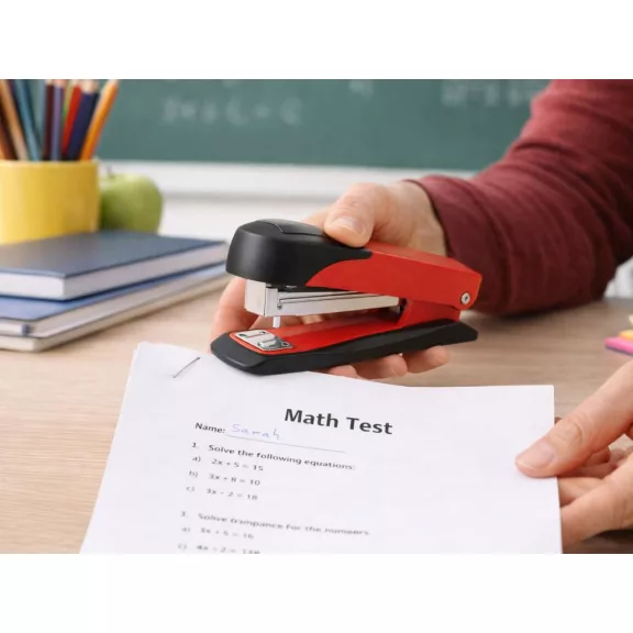 Masszív fém irodai tűzőgép ergonomikus kialakítással piros-fekete színben
