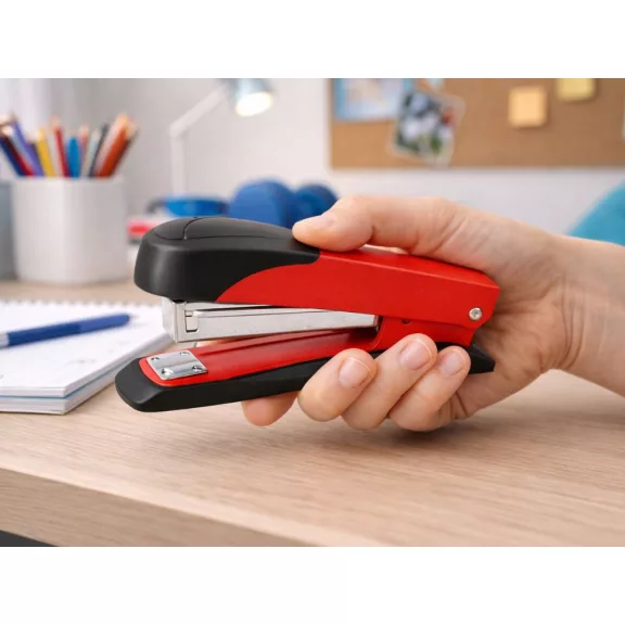 Masszív fém irodai tűzőgép ergonomikus kialakítással piros-fekete színben