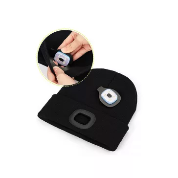 Fekete színű kötött téli sapka homlokrészébe épített, levehető és USB-ről tölthető téglalap alakú LED lámpával