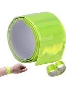 Jól látható, neon színű, önzáródó fényvisszaverő karpánt csuklón viselve sötétben.