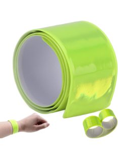 Jól látható, neon színű, önzáródó fényvisszaverő karpánt csuklón viselve sötétben.