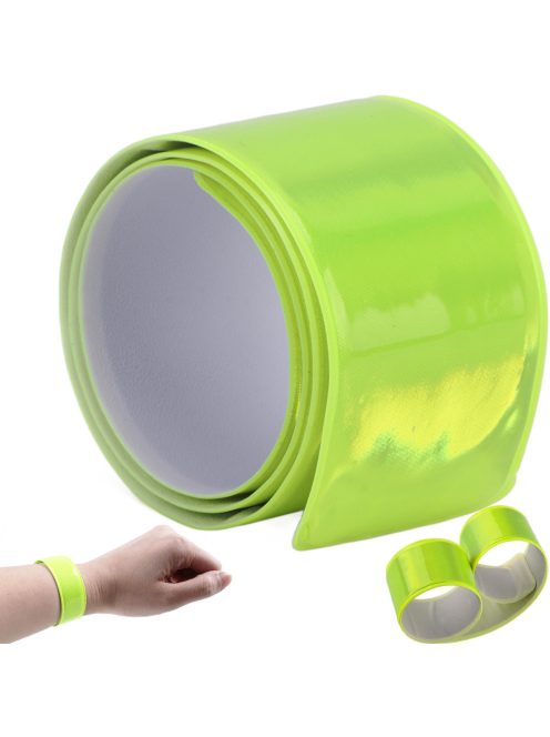 Jól látható, neon színű, önzáródó fényvisszaverő karpánt csuklón viselve sötétben.