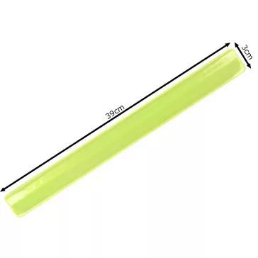Jól látható, neon színű, önzáródó fényvisszaverő karpánt csuklón viselve sötétben.