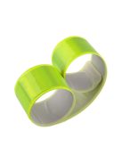 Jól látható, neon színű, önzáródó fényvisszaverő karpánt csuklón viselve sötétben.