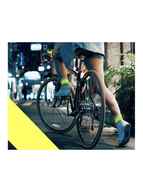 Jól látható, neon színű, önzáródó fényvisszaverő karpánt csuklón viselve sötétben.