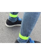 Jól látható, neon színű, önzáródó fényvisszaverő karpánt csuklón viselve sötétben.