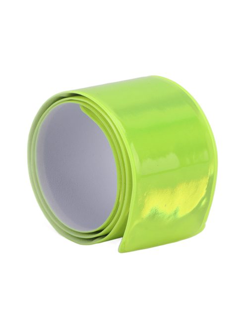 Jól látható, neon színű, önzáródó fényvisszaverő karpánt csuklón viselve sötétben.