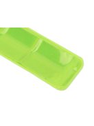 Jól látható, neon színű, önzáródó fényvisszaverő karpánt csuklón viselve sötétben.