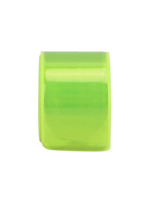 Jól látható, neon színű, önzáródó fényvisszaverő karpánt csuklón viselve sötétben.