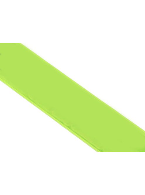 Jól látható, neon színű, önzáródó fényvisszaverő karpánt csuklón viselve sötétben.