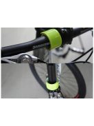 Jól látható, neon színű, önzáródó fényvisszaverő karpánt csuklón viselve sötétben.